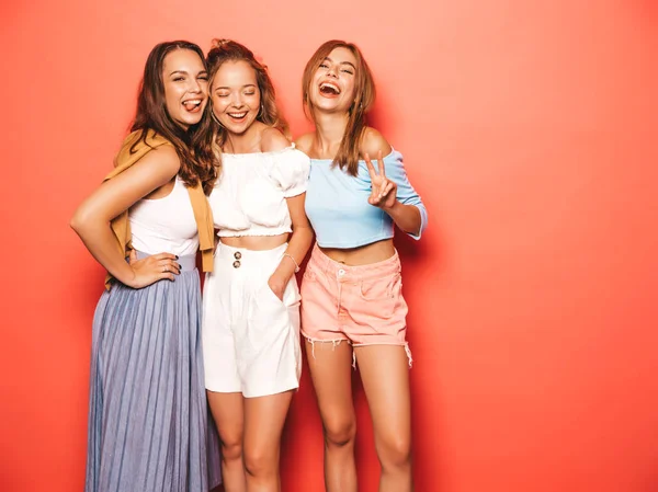 Tres Jóvenes Hermosas Chicas Hipster Sonrientes Con Ropa Verano Moda —  Fotos de Stock