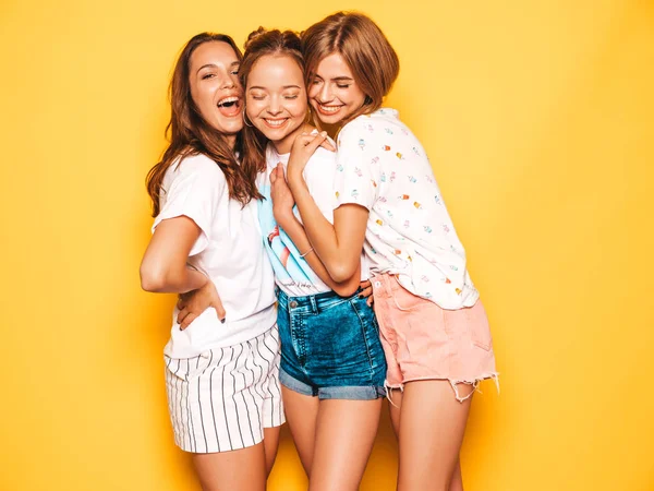 Trzy Młode Piękne Uśmiechnięte Hipster Dziewcząt Modne Letnie Ubrania Seksowne — Zdjęcie stockowe