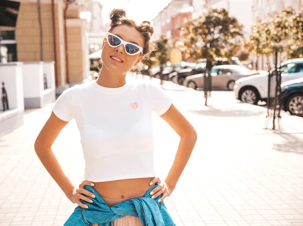 Hermosa Modelo Sonriente Con Cuernos Peinado Vestido Verano Chaqueta Hipster —  Fotos de Stock