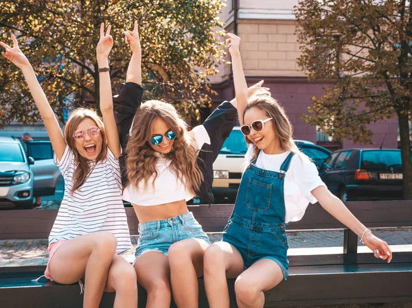 Retrato Tres Jóvenes Hermosas Chicas Hipster Sonrientes Ropa Verano Moda —  Fotos de Stock