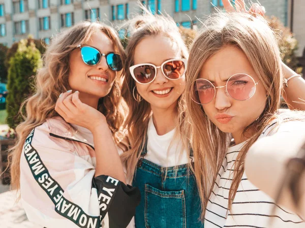 Tres Jóvenes Mujeres Hipster Sonrientes Ropa Verano Chicas Tomando Fotos — Foto de Stock