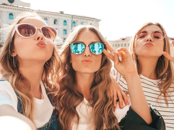 Três Jovens Mulheres Hipster Sorridentes Roupas Verão Meninas Tirando Fotos — Fotografia de Stock