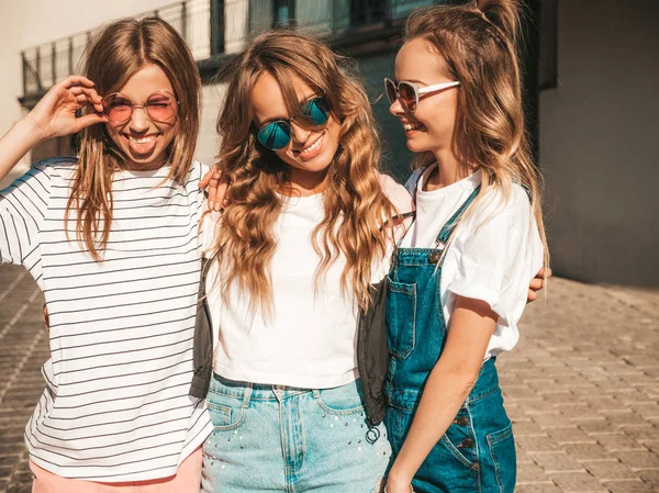 Retrato Tres Jóvenes Hermosas Chicas Hipster Sonrientes Con Ropa Verano —  Fotos de Stock