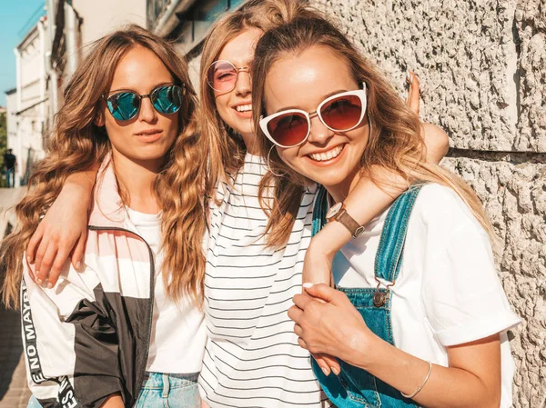 Retrato Três Jovens Belas Meninas Hipster Sorridentes Roupas Verão Moda — Fotografia de Stock