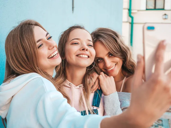 Τρεις Νεαρές Χίππις Γυναίκες Καλοκαιρινά Ρούχα Κορίτσια Λαμβάνουν Selfie Φωτογραφίες — Φωτογραφία Αρχείου