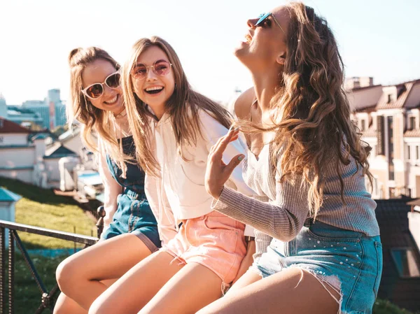 Τρία Νεαρά Όμορφα Χαμογελαστά Κορίτσια Μοντέρνα Καλοκαιρινά Ρούχα Σέξι Γυναίκες — Φωτογραφία Αρχείου