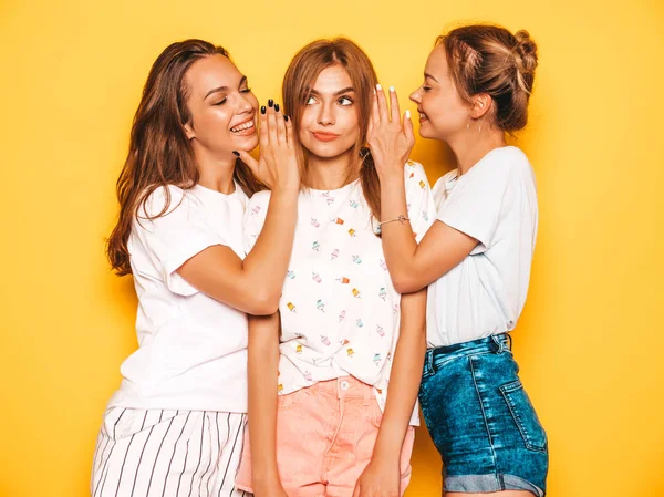 Three Young Beautiful Smiling Hipster Girls Trendy Summer Clothes Sexy — Stock Photo, Image