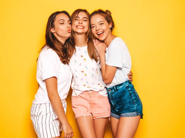 Drie Jonge Mooie Glimlachende Hipster Meisjes Trendy Zomer Kleding Sexy — Stockfoto