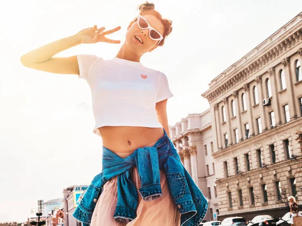 Krásný Usměvavý Model Rohy Letních Džínách Oblečené Létě Sexy Bezstarostně — Stock fotografie
