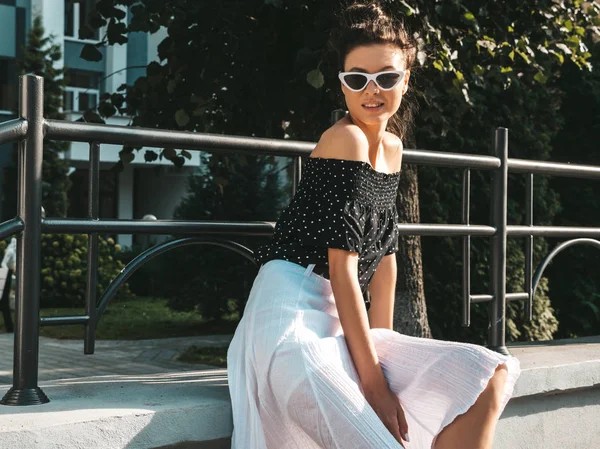 Vacker Leende Modell Klädd Eleganta Sommarkläder Sexig Bekymmerslös Flicka Sitter — Stockfoto