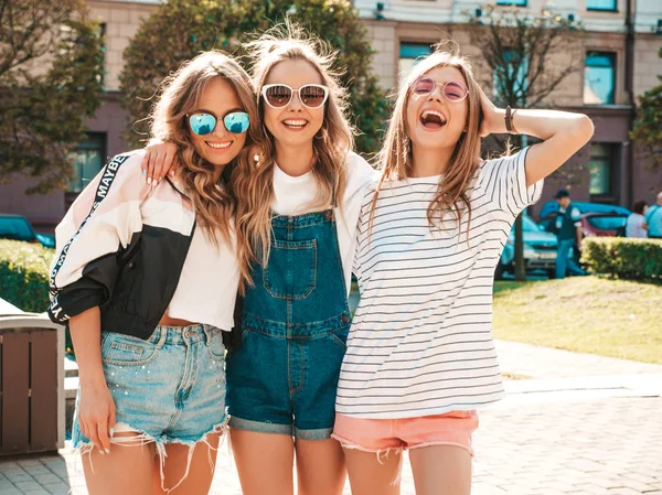 三个年轻美丽的微笑嬉皮士女孩在时髦的夏季服装的肖像 性感的无忧无虑的女人在街头背景摆姿势 正款车型在太阳镜中玩得开心 — 图库照片