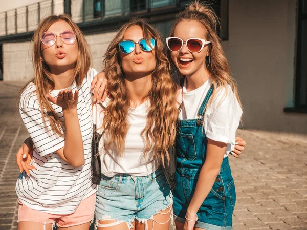 Портрет Трьох Молодих Красивих Усміхнених Дівчат Хіпстерів Модному Літньому Одязі — стокове фото