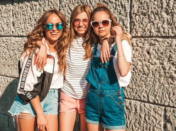 Portret Trzech Młodych Pięknych Uśmiechniętych Hipster Dziewcząt Modne Letnie Ubrania — Zdjęcie stockowe