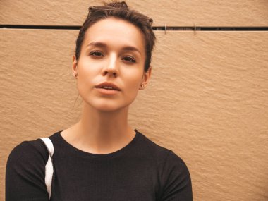 Yaz giysileri giymiş güzel gülümseyen hipster modeli portresi. Sokak arka planda poz veren modaya uygun bir kız. Komik ve pozitif kadın eğleniyor