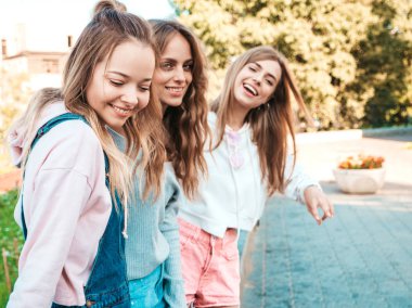 Moda yazlık giysiler üç genç güzel gülümseyen hipster kız Portresi. Seksi kaygısız kadınlar sokak arka planda poz. Olumlu modeller eğleniyor. Sarılma