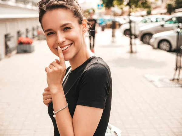 Porträtt Vackra Leende Hipster Modell Klädd Sommarkläder Trendig Tjej Som — Stockfoto