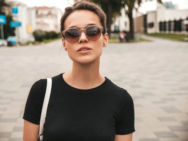 Porträtt Vackra Leende Hipster Modell Klädd Sommarkläder Trendig Tjej Poserar — Stockfoto