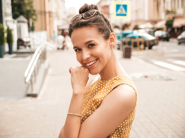 Porträtt Vackra Leende Hipster Modell Klädd Sommar Gul Klänning Trendig — Stockfoto