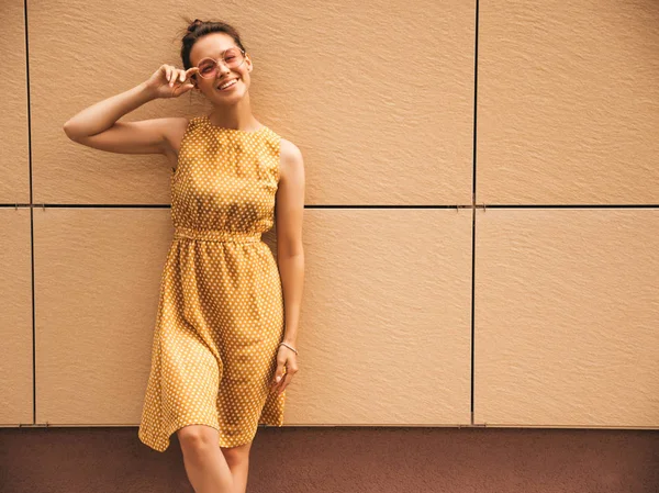 Портрет Красивої Усміхненої Моделі Хіпстера Одягненої Літню Жовту Сукню Модна — стокове фото