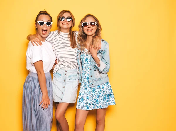 Tres Jóvenes Hermosas Chicas Hipster Sonrientes Con Ropa Verano Moda —  Fotos de Stock