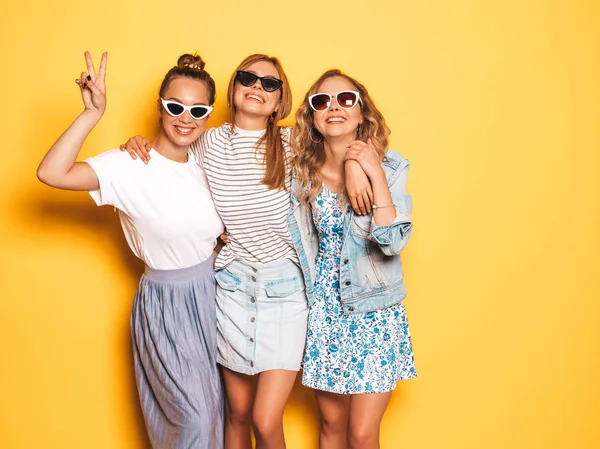 Tres Jóvenes Hermosas Chicas Hipster Sonrientes Con Ropa Verano Moda —  Fotos de Stock