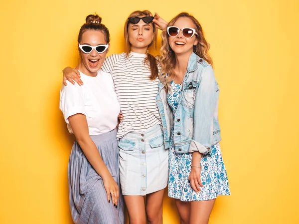 Tři Mladé Nádherné Usměvavé Dívky Módních Letních Šatech Sexy Bezstarostně — Stock fotografie