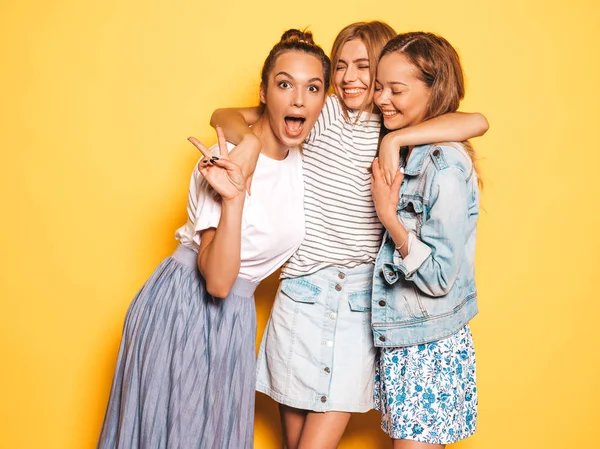 Tres Jóvenes Hermosas Chicas Hipster Sonrientes Con Ropa Verano Moda —  Fotos de Stock