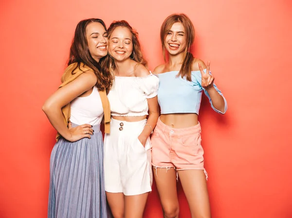 Három Fiatal Gyönyörű Mosolygó Csípő Lányok Divatos Nyári Ruhákat Szexi — Stock Fotó