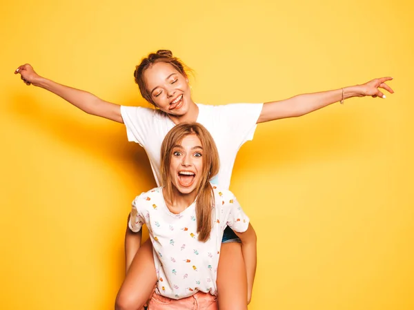 Dos Jóvenes Hermosas Chicas Hipster Sonrientes Con Ropa Verano Moda —  Fotos de Stock