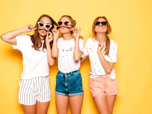 Tre Giovani Belle Ragazze Hipster Sorridenti Abiti Estivi Alla Moda — Foto Stock
