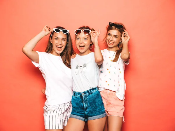 Tres Jóvenes Hermosas Chicas Hipster Sonrientes Con Ropa Verano Moda —  Fotos de Stock