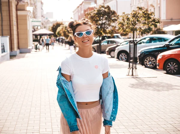 Vacker Leende Modell Med Horn Frisyr Klädd Sommar Hipster Jacka — Stockfoto