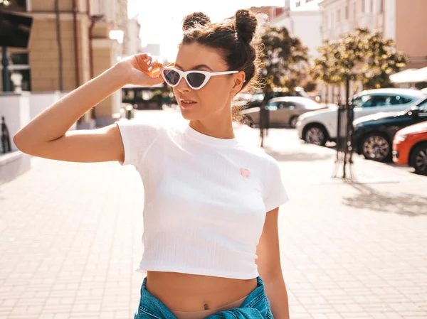 Hermosa Modelo Sonriente Con Cuernos Peinado Vestido Verano Chaqueta Hipster — Foto de Stock