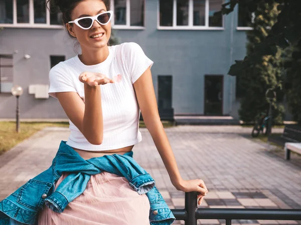 Modelo Sorridente Bonito Com Chifres Penteado Vestido Verão Casaco Hipster — Fotografia de Stock