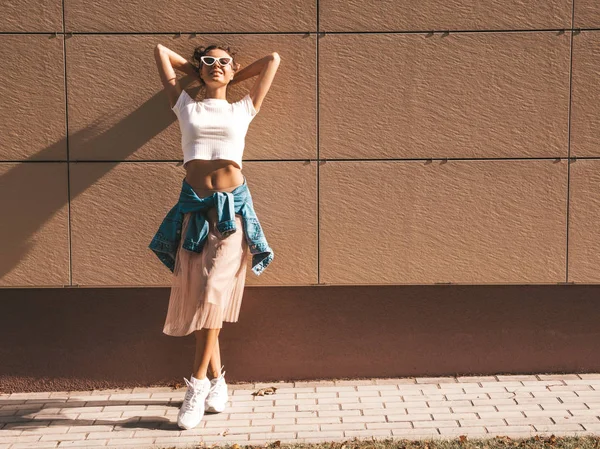 Krásný Usmívající Model Rohy Letním Hipsterovém Obleku Sexy Bezstarostná Dívka — Stock fotografie