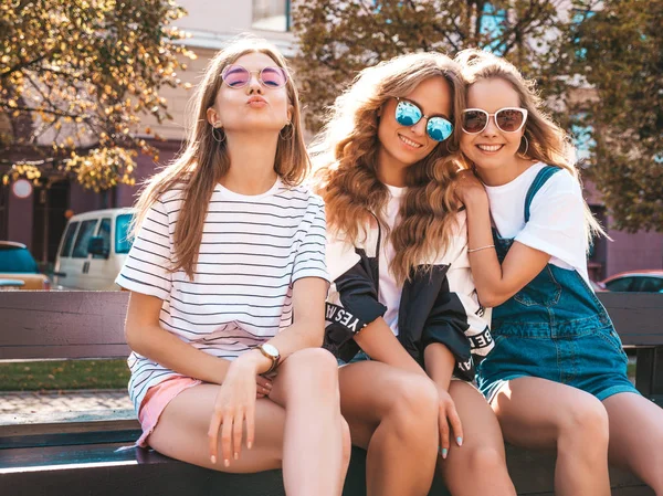Retrato Tres Jóvenes Hermosas Chicas Hipster Sonrientes Con Ropa Verano —  Fotos de Stock