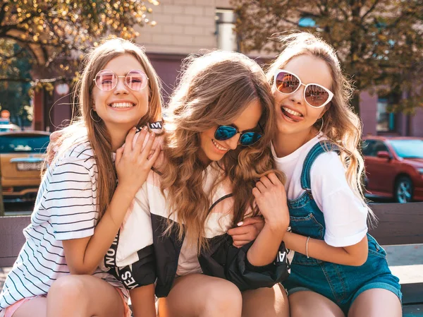 Portrait Trois Jeunes Belles Filles Hipster Souriantes Vêtements Été Mode — Photo