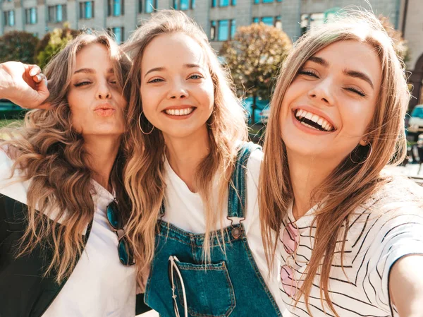 Tres Jóvenes Mujeres Hipster Sonrientes Ropa Verano Chicas Tomando Fotos — Foto de Stock