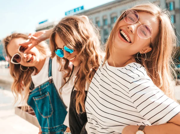 Porträtt Tre Unga Vackra Leende Hipster Tjejer Trendiga Sommarkläder Sexy — Stockfoto