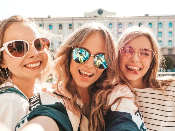 Yazlık Kıyafetler Giyen Genç Gülümseyen Hipster Kadın Akıllı Telefonda Selfie — Stok fotoğraf