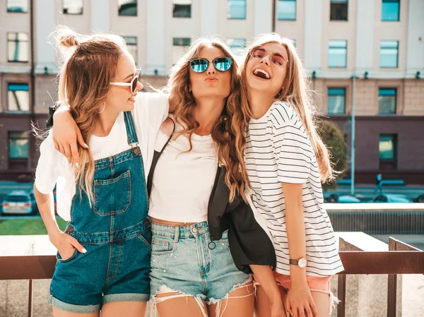Портрет Трьох Молодих Красивих Усміхнених Дівчат Хіпстерів Модному Літньому Одязі — стокове фото
