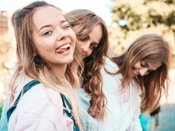 Porträtt Tre Unga Vackra Leende Hipster Tjejer Trendiga Sommarkläder Sexy — Stockfoto