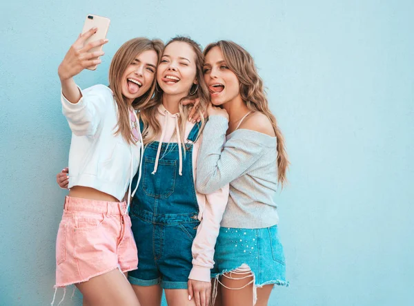 Tři Mladí Usměvavé Hipíky Letních Šatech Dívky Berou Autoportrétní Fotky — Stock fotografie