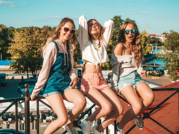 Retrato Tres Jóvenes Hermosas Chicas Hipster Sonrientes Ropa Verano Moda — Foto de Stock