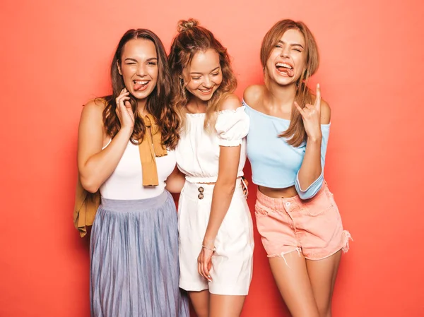 Three Young Beautiful Smiling Hipster Girls Trendy Summer Clothes Sexy — Stock Photo, Image