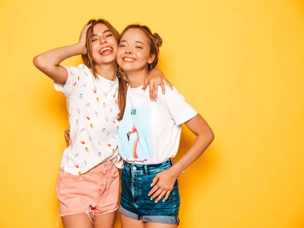 Δύο Νεαρά Όμορφα Χαμογελαστά Κορίτσια Μοντέρνα Καλοκαιρινά Ρούχα Σέξι Ανέμελη — Φωτογραφία Αρχείου