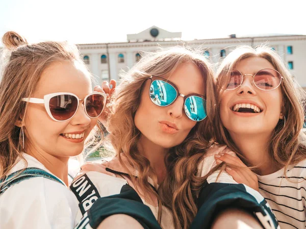 Drie Jonge Lachende Hipster Vrouwen Zomer Kleren Meisjes Nemen Selfie — Stockfoto