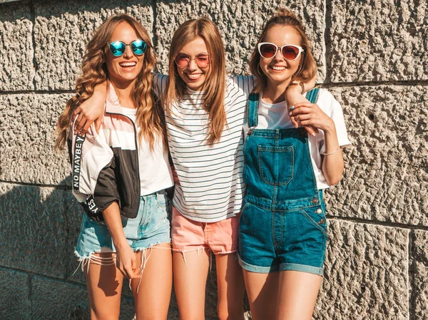 Retrato Tres Jóvenes Hermosas Chicas Hipster Sonrientes Con Ropa Verano —  Fotos de Stock