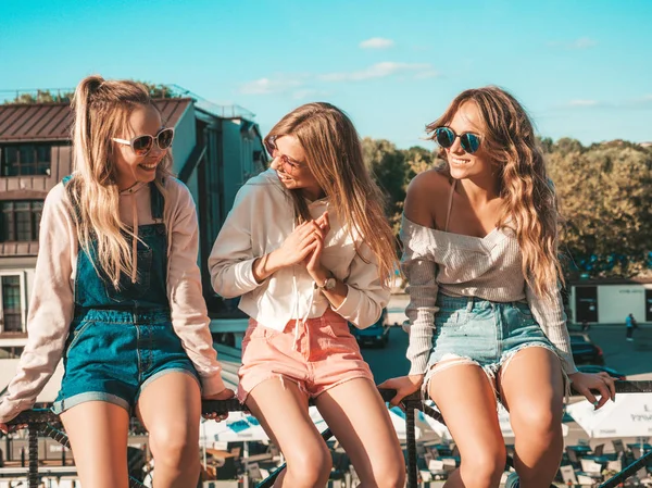 Três Jovens Meninas Bonitas Sorridentes Hipster Roupas Verão Moda Mulheres — Fotografia de Stock