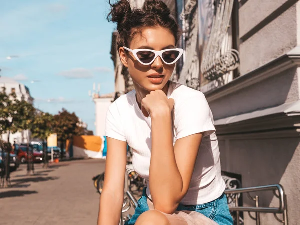 Hermosa Modelo Sonriente Con Cuernos Peinado Vestido Verano Chaqueta Hipster — Foto de Stock